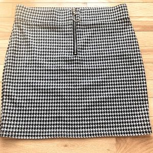 HERRINGBONE BLACK AND WHITE MINI SKIRT-NOT TOO SHORT, ELASTIC AND GIVE